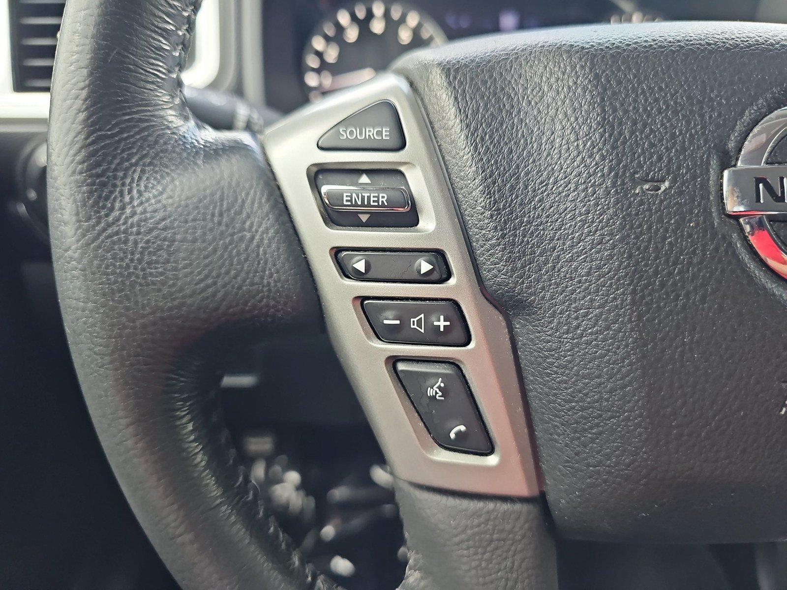 Used 2021 Nissan Titan SV w/ SV Convenience Package AWD/4WD image 14