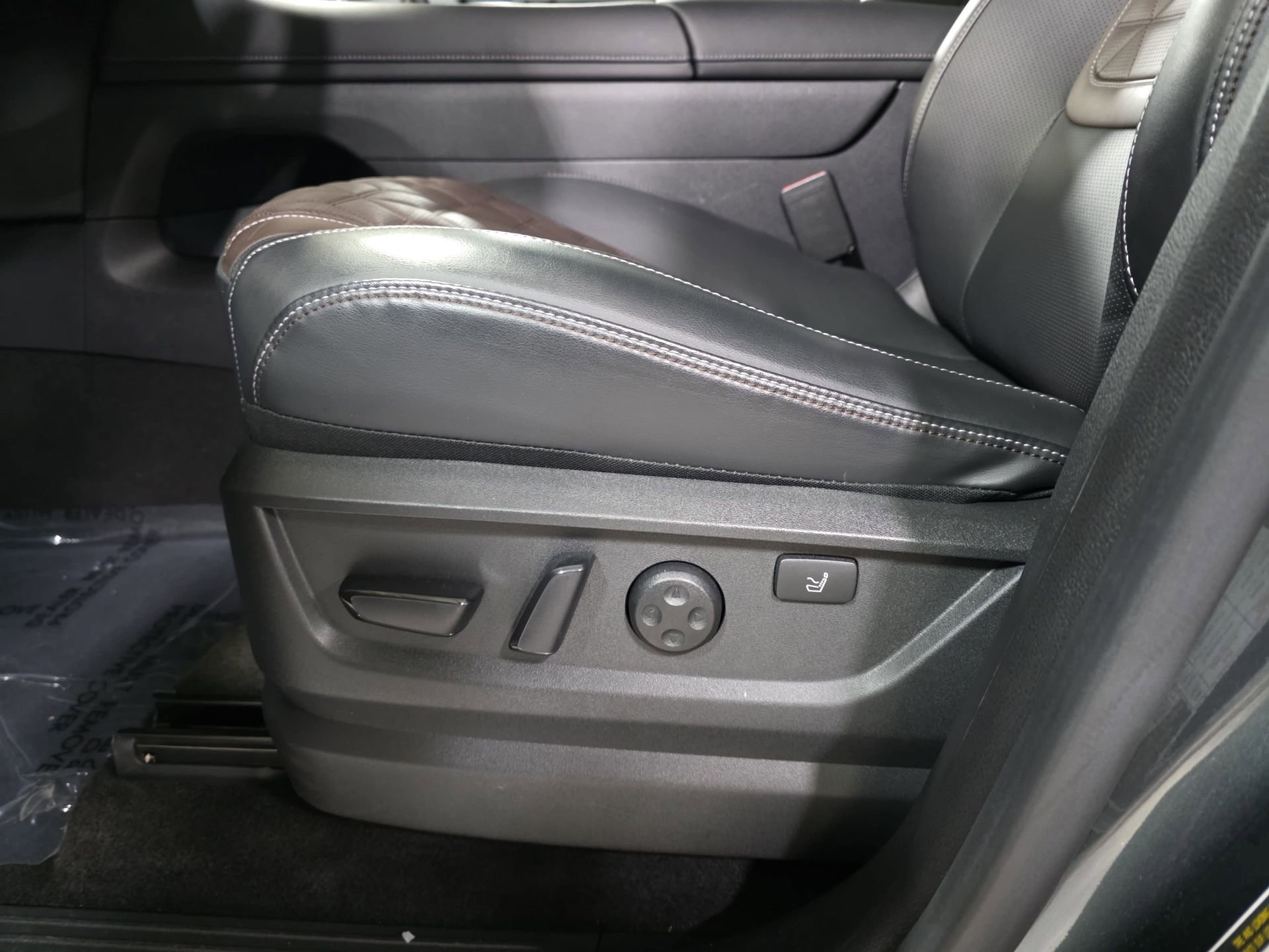 Used 2025 Nissan Armada Platinum Reserve image 28