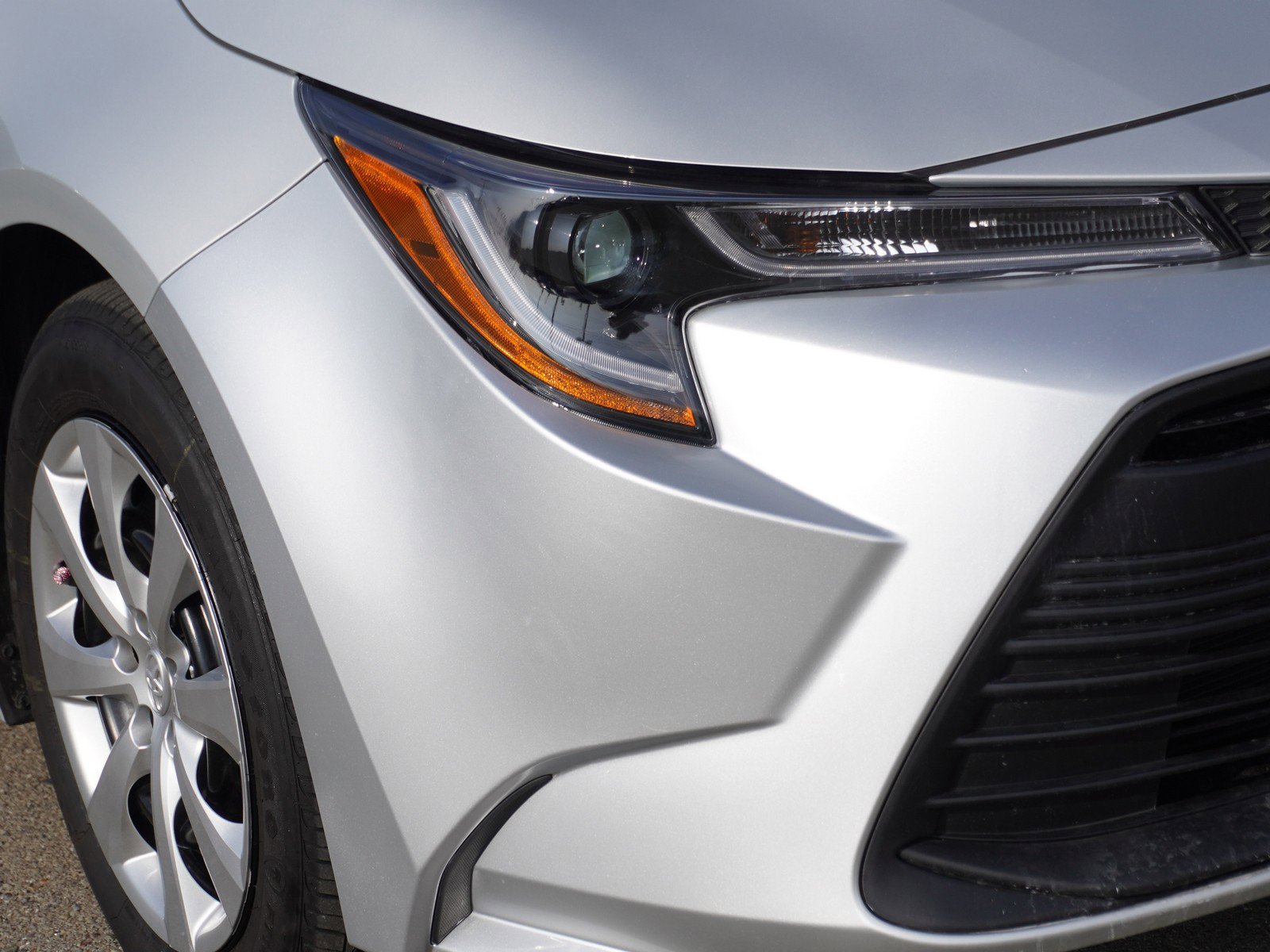 Used 2025 Toyota Corolla LE image 3