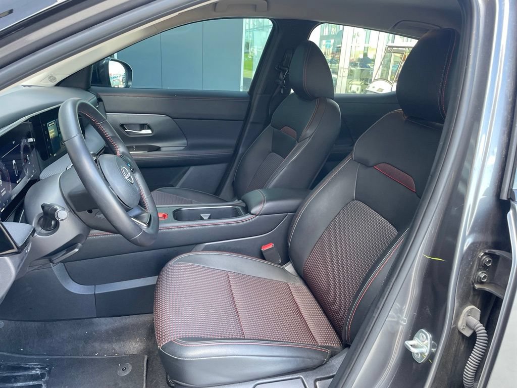 Certified 2025 Nissan Kicks SR FWD image 10