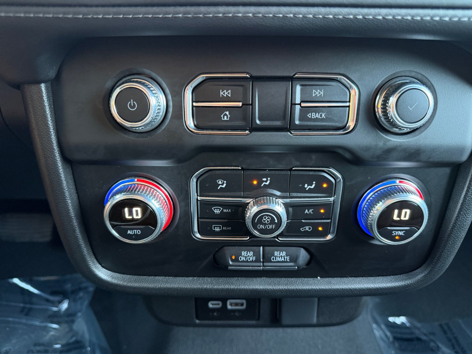 Used 2024 GMC Yukon SLE RWD image 25
