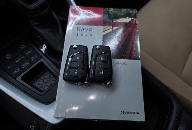 Used 2025 Toyota RAV4 LE AWD/4WD image 39
