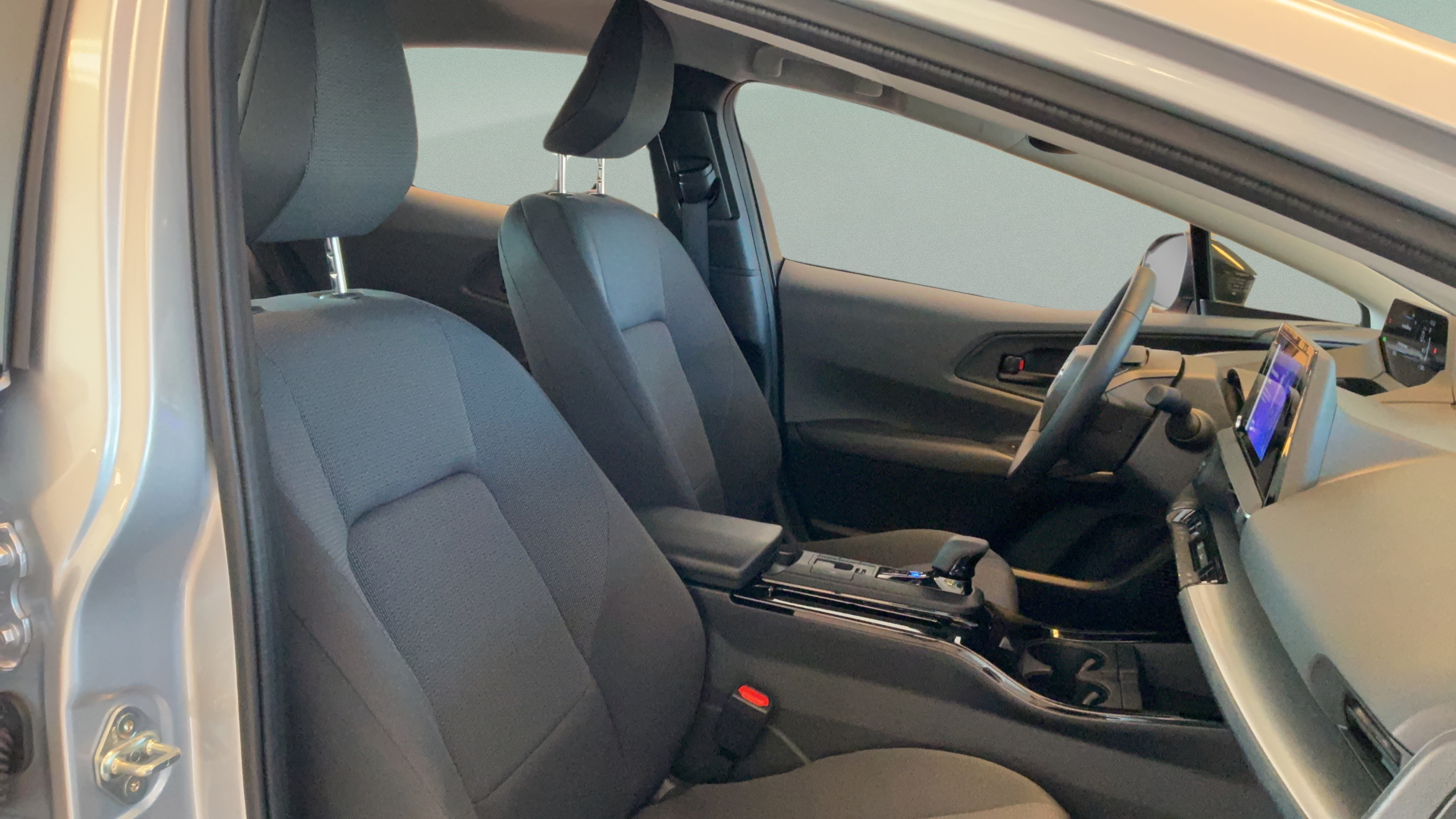 Certified 2025 Toyota Prius LE FWD image 29