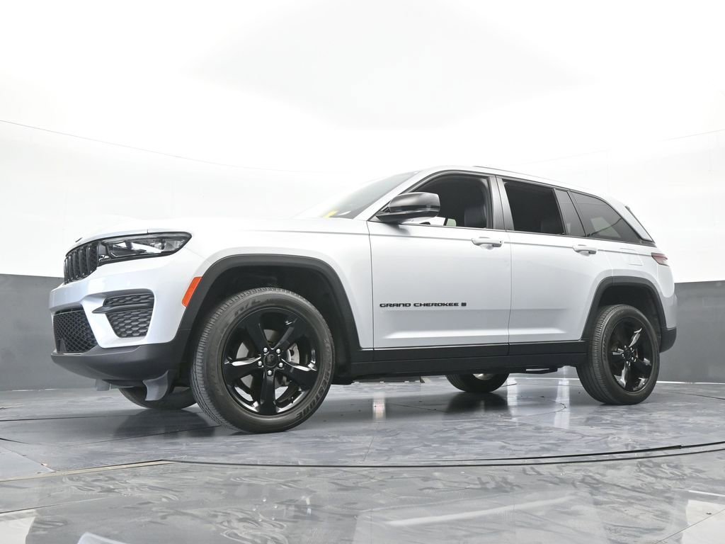 Used 2023 Jeep Grand Cherokee Altitude AWD/4WD image 59