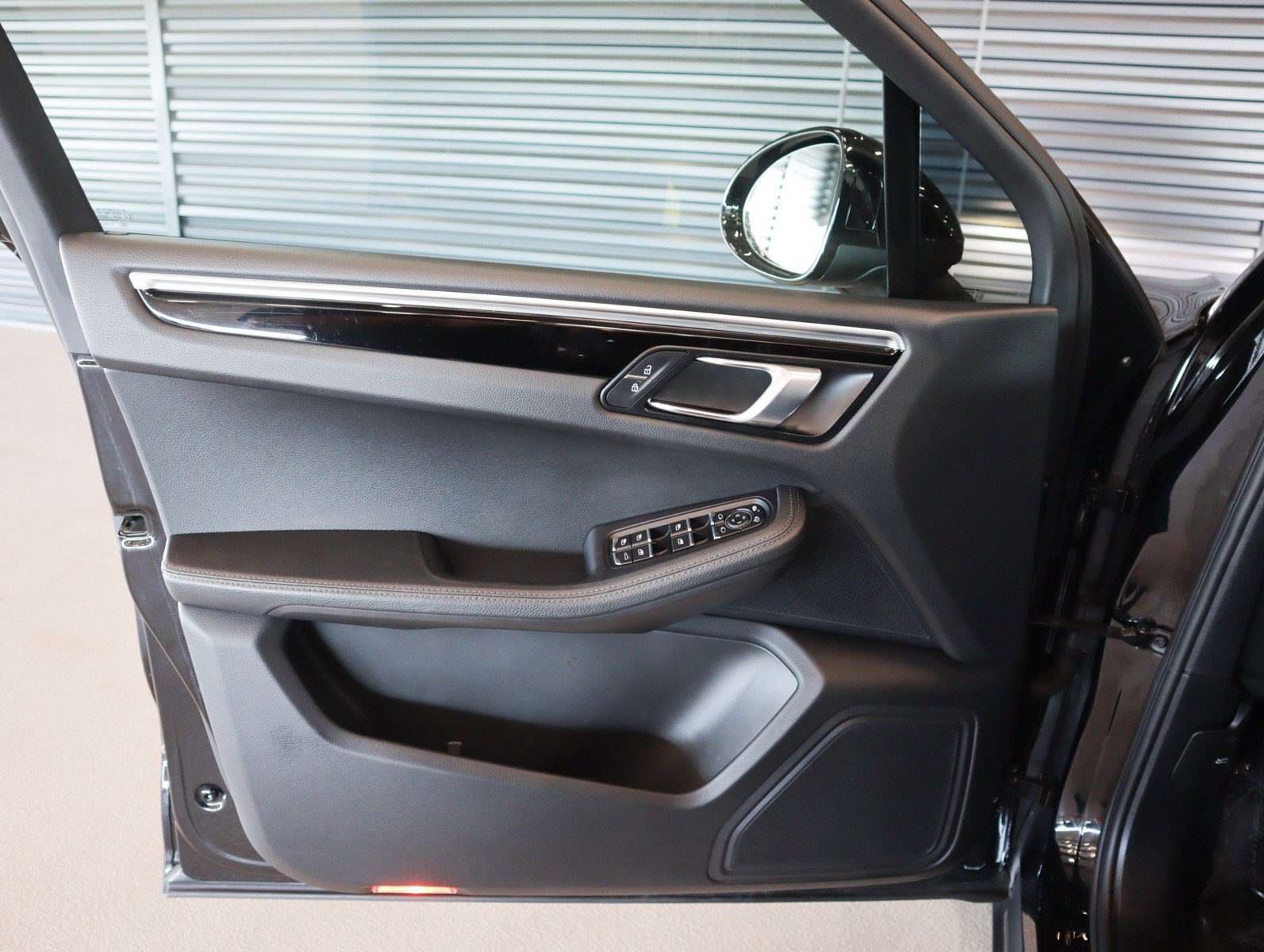 Used 2020 Porsche Macan image 24