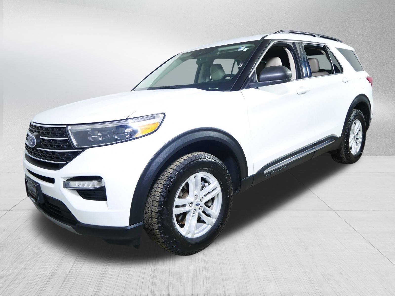 Used 2023 Ford Explorer XLT w/ Equipment Group 202A image 3