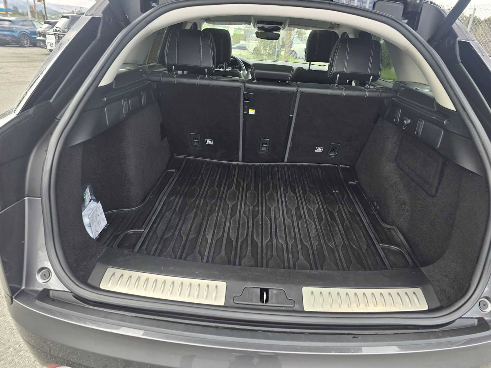 Used 2018 Land Rover Range Rover Velar R-Dynamic SE image 17