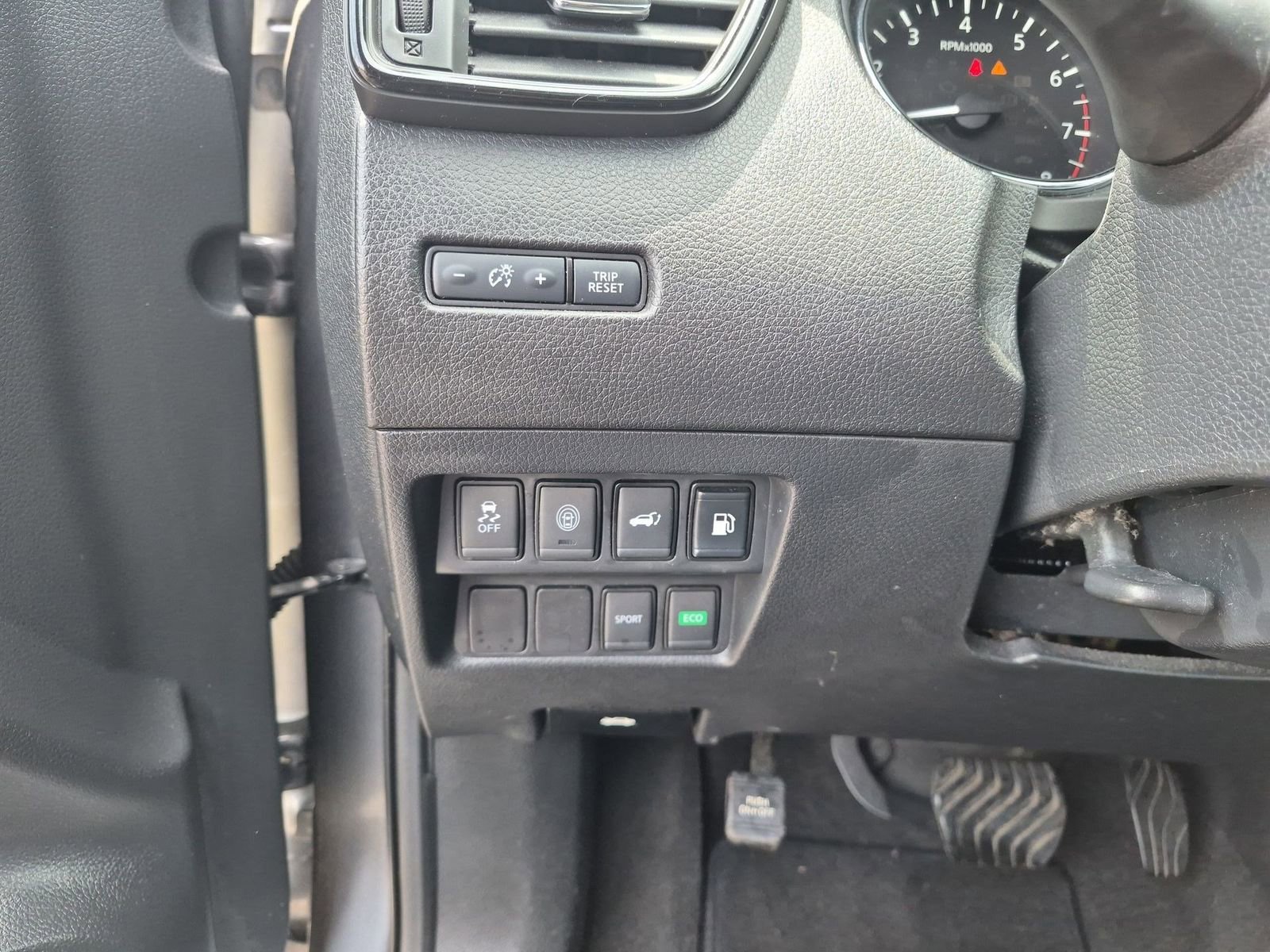 Used 2020 Nissan Rogue SV FWD image 17
