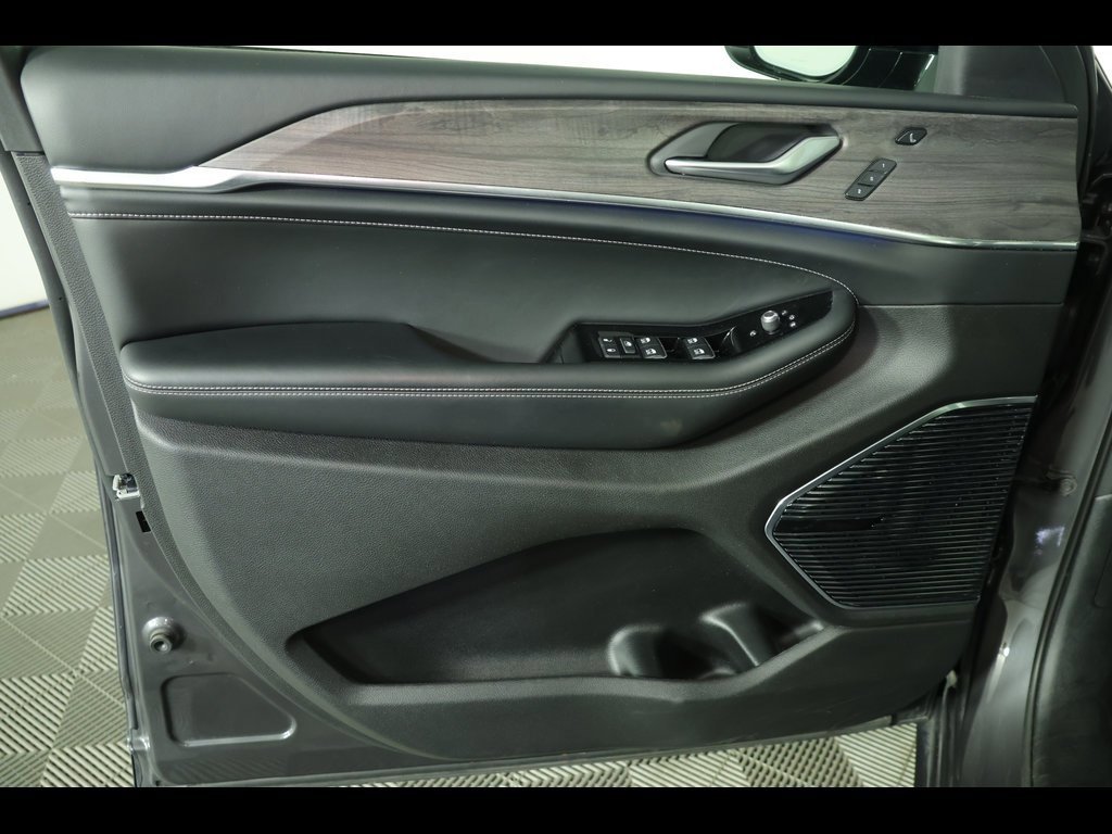 Used 2022 Jeep Grand Cherokee Overland w/ Luxury Tech Group IV image 22