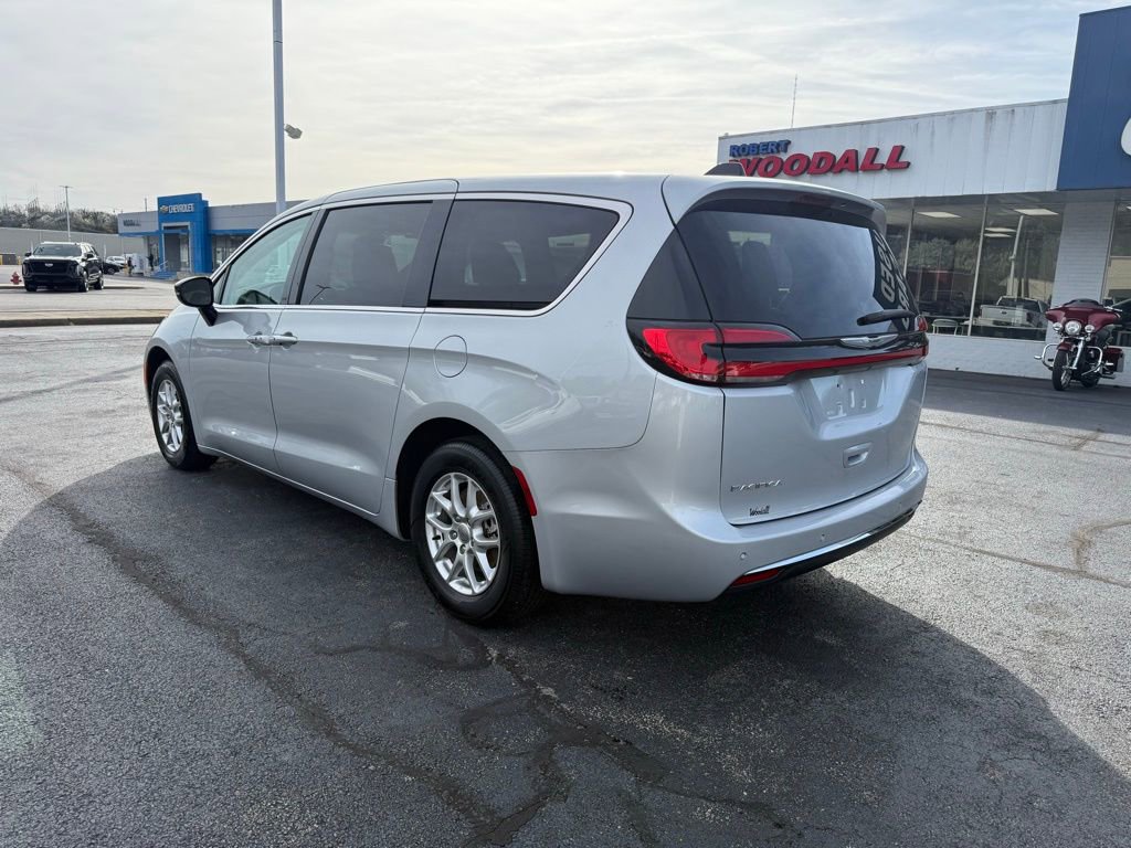 Used 2024 Chrysler Pacifica Touring-L image 5