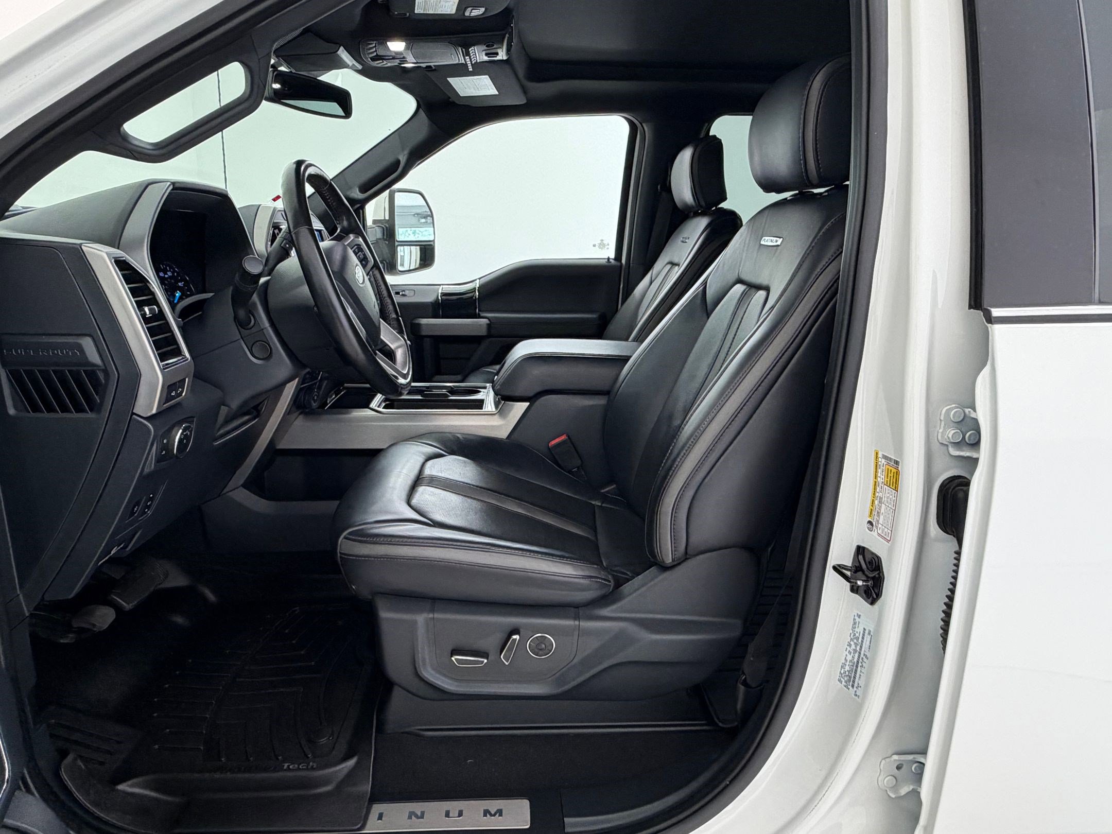 Certified 2022 Ford F450 Platinum w/ FX4 Off-Road Package image 5