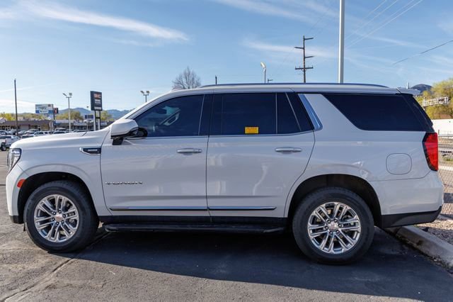 Used 2023 GMC Yukon SLT w/ SLT Premium Package image 3