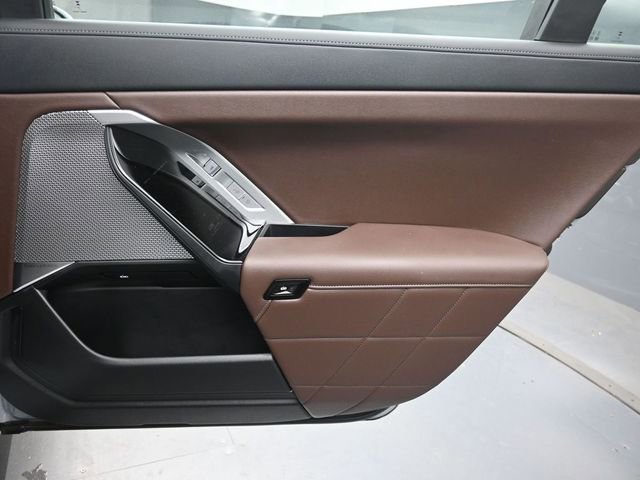 Used 2025 BMW 740i image 28