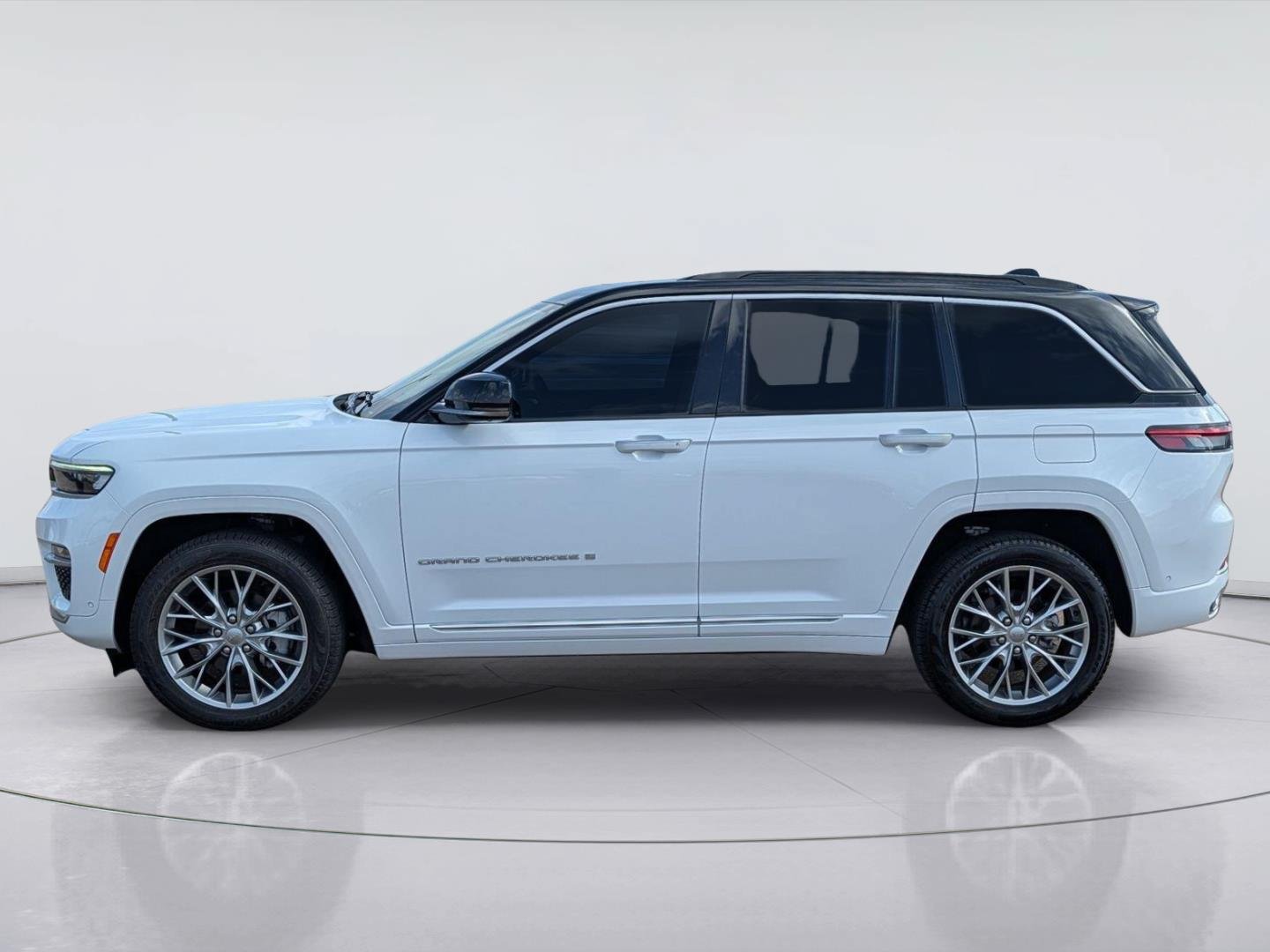 Used 2025 Jeep Grand Cherokee Summit AWD/4WD image 2