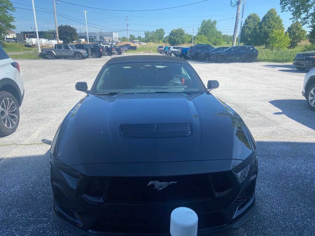 Used 2025 Ford Mustang GT Premium w/ GT Performance Package RWD image 2