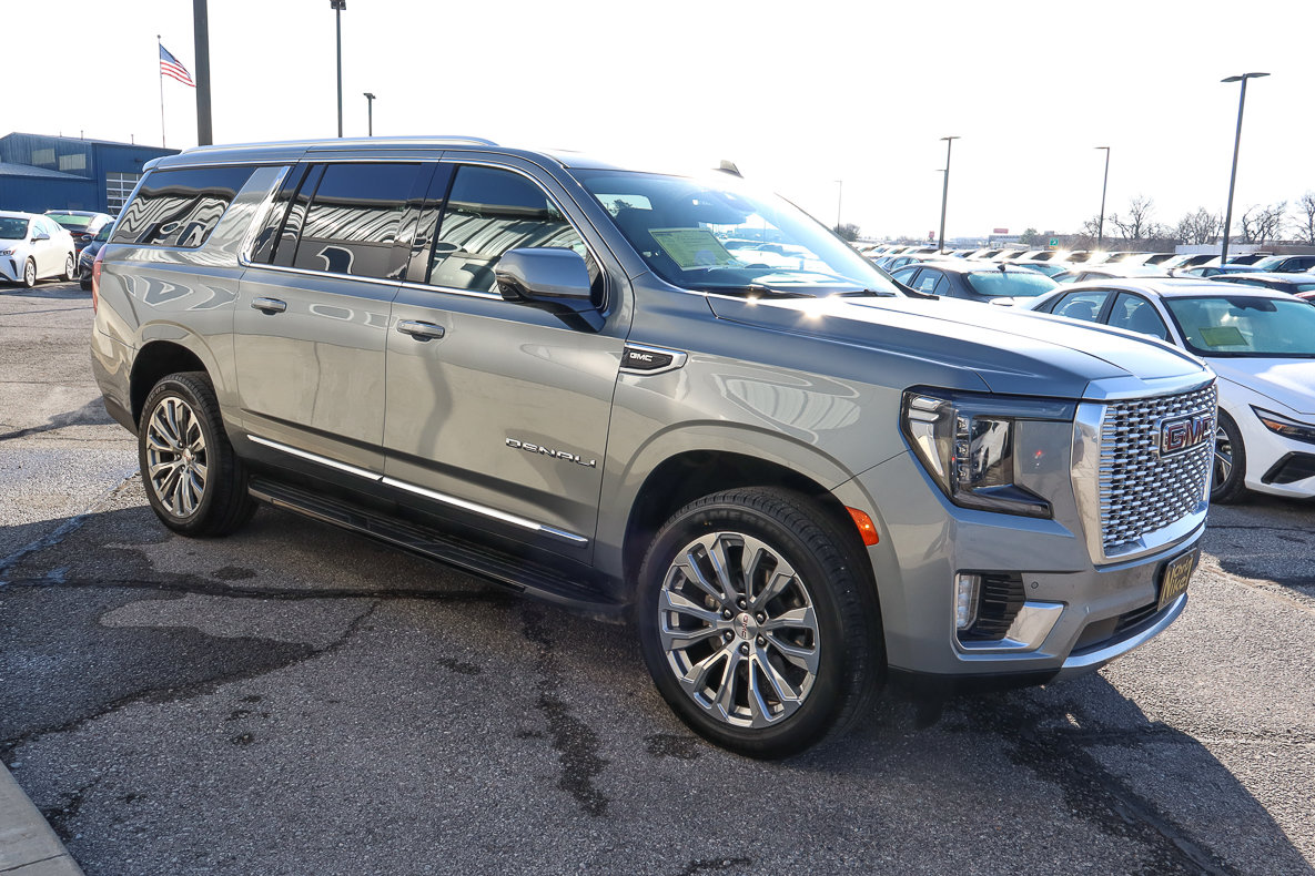 Used 2024 GMC Yukon XL Denali AWD/4WD image 3