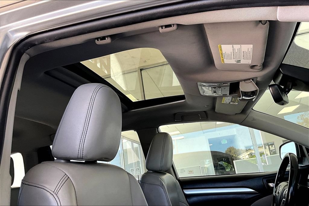 Used 2019 Toyota Highlander XLE w/ Carpet Mat Package (TMS) FWD image 28