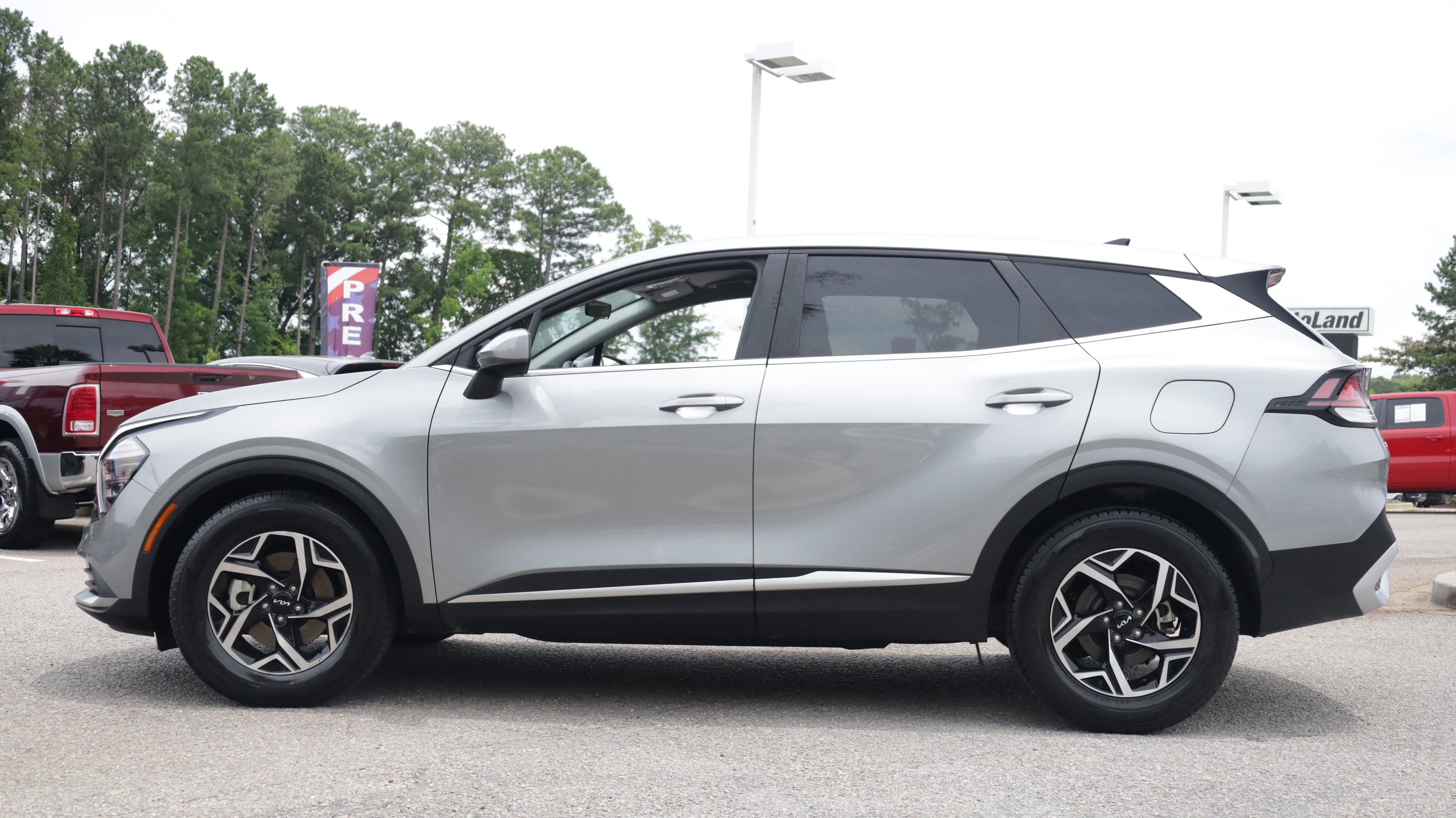 Used 2024 Kia Sportage LX FWD image 2