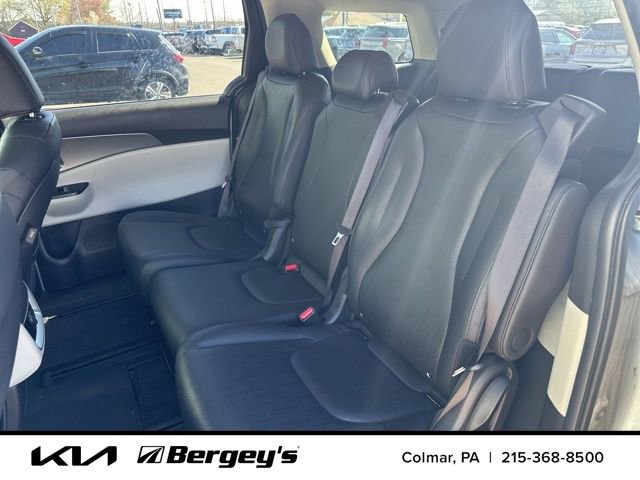 Used 2022 Kia Carnival LX image 5