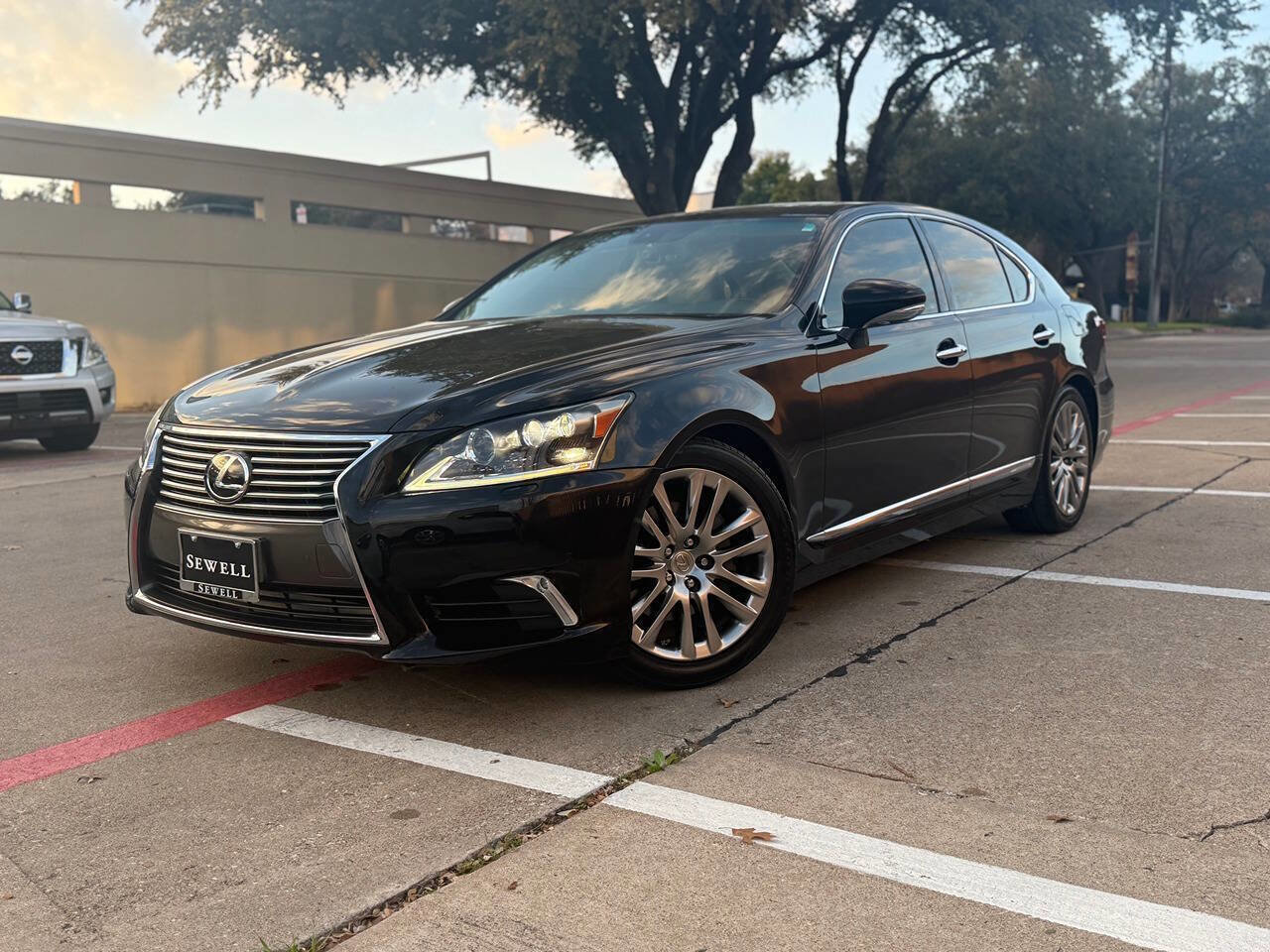 Used 2013 Lexus LS 460 w/ Comfort Pkg image 2