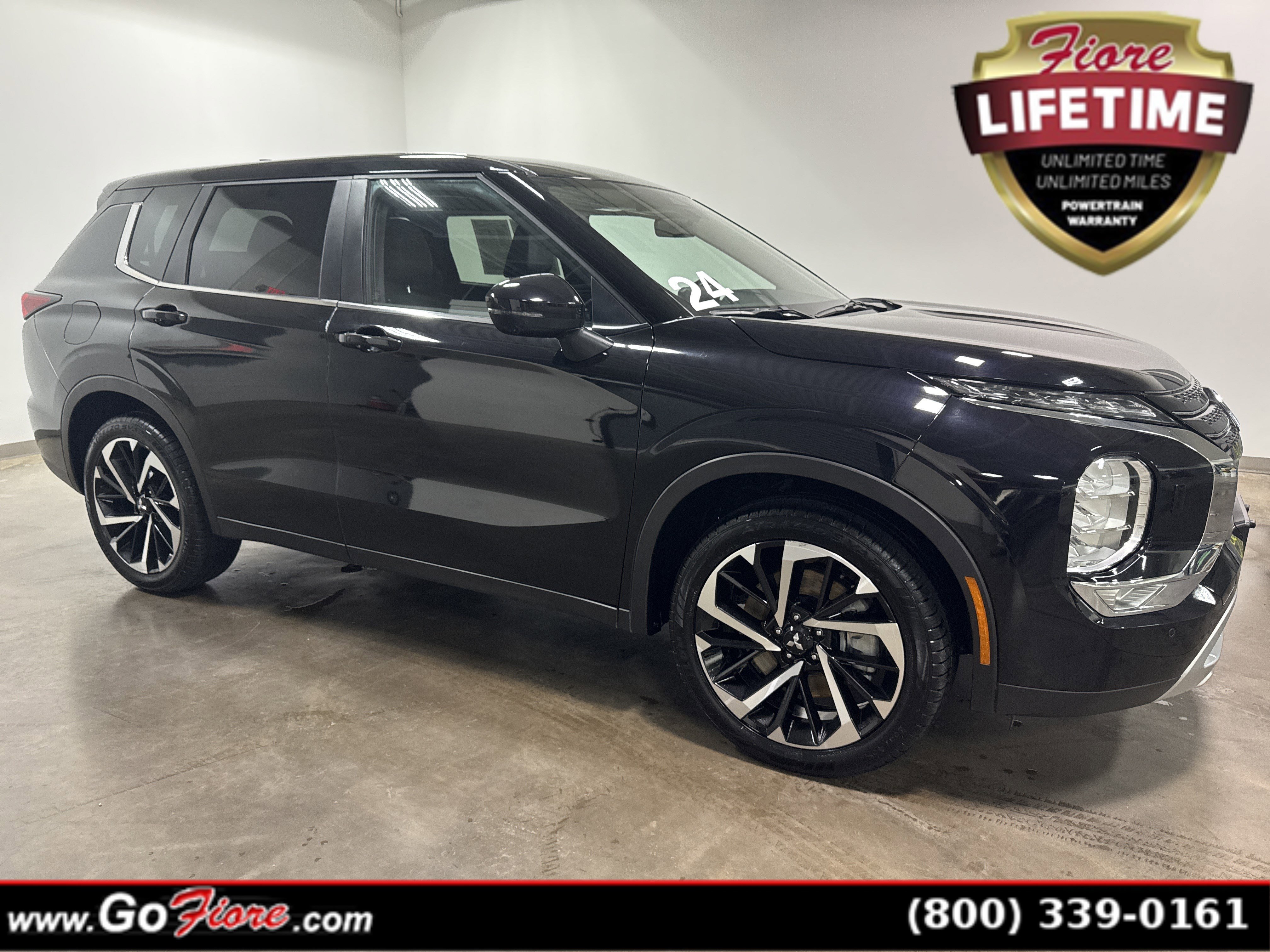 Used 2024 Mitsubishi Outlander SE image 1