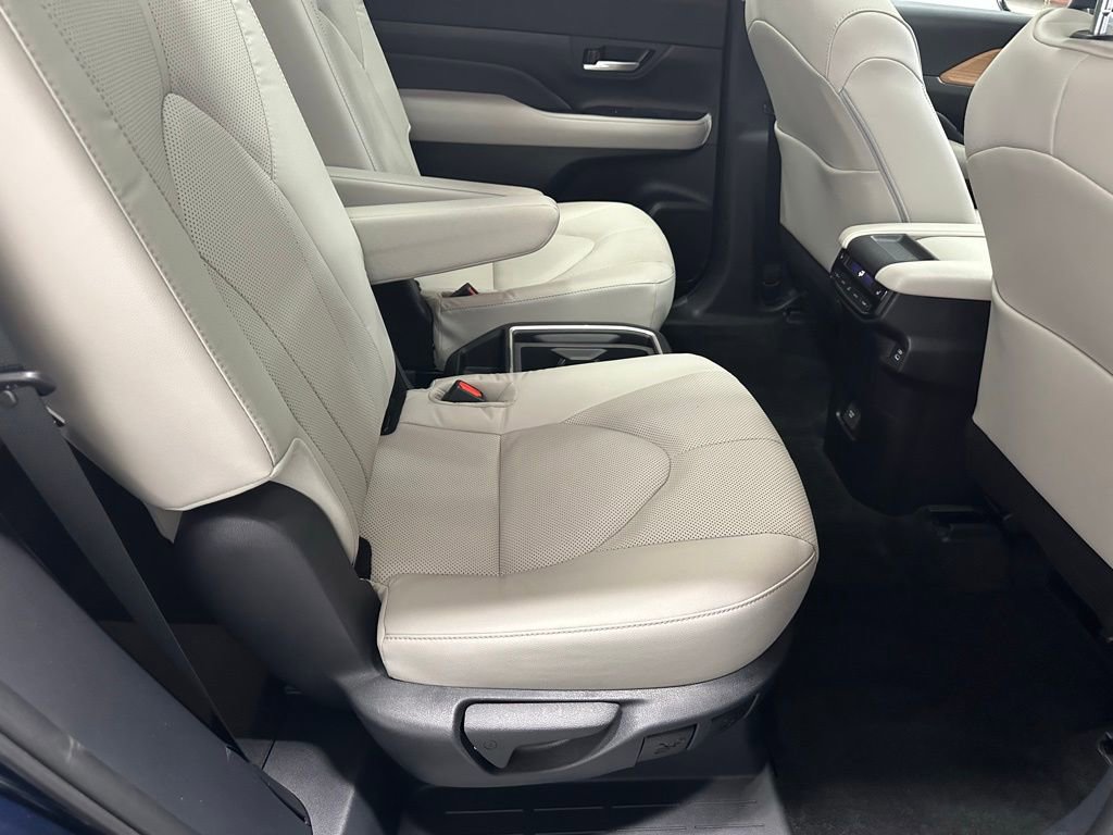 Used 2025 Toyota Grand Highlander AWD image 55