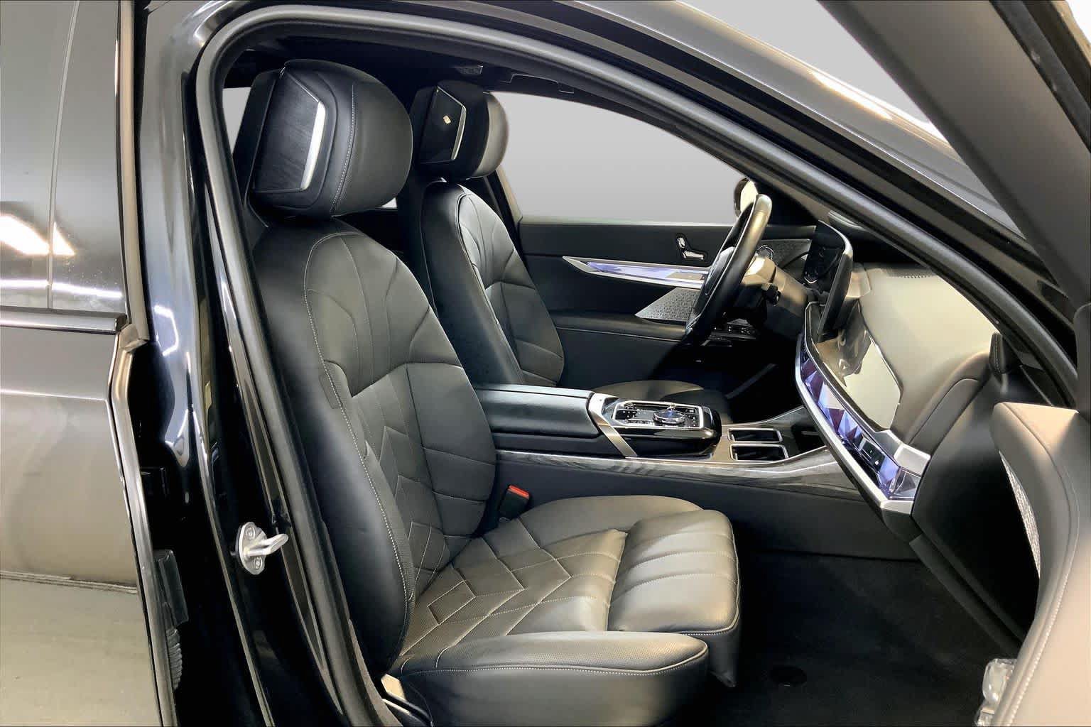 Used 2024 BMW i7 M70 AWD/4WD image 8