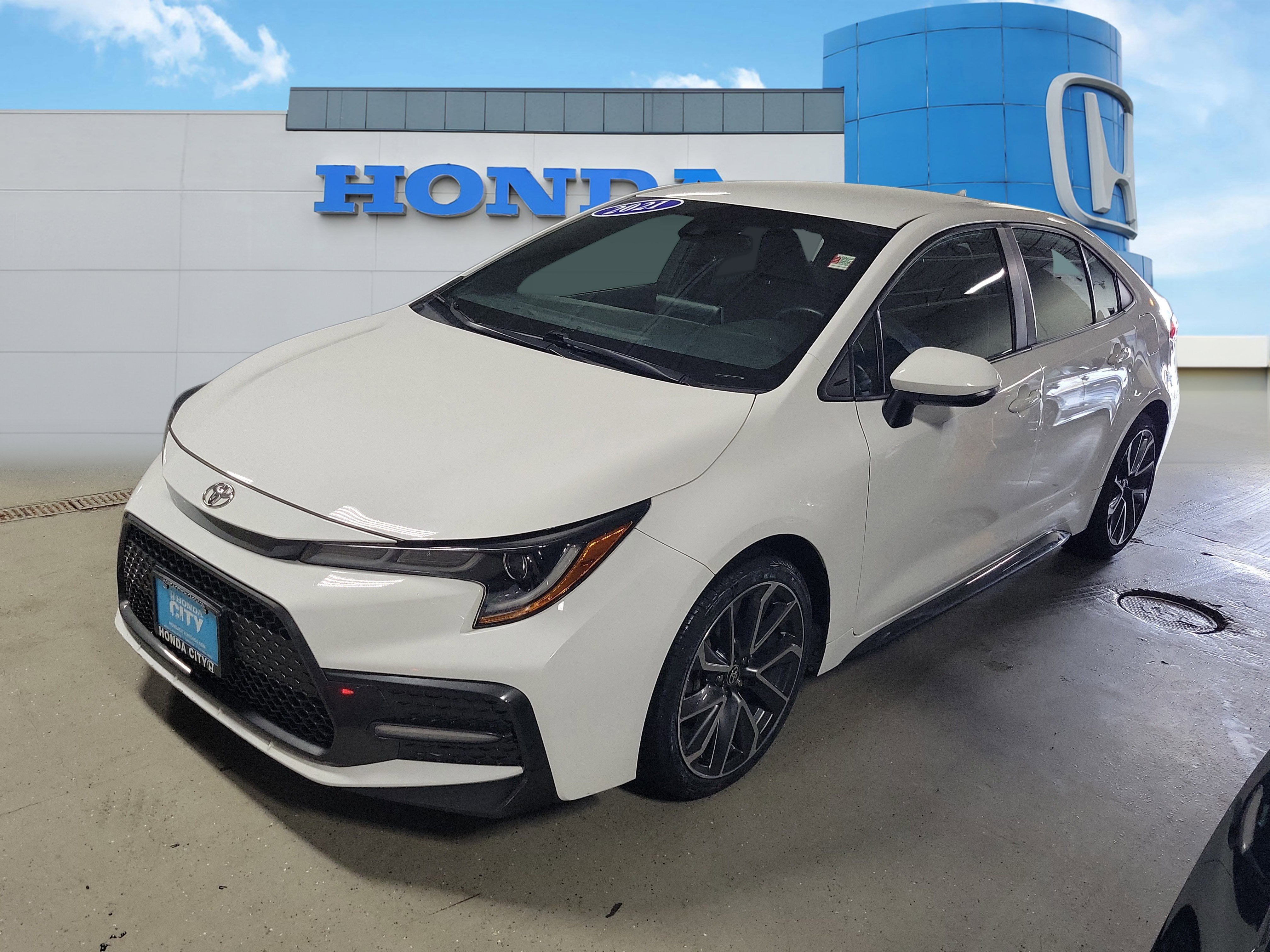 Used 2021 Toyota Corolla SE w/ Carpet Mat Package (TMS) image 2