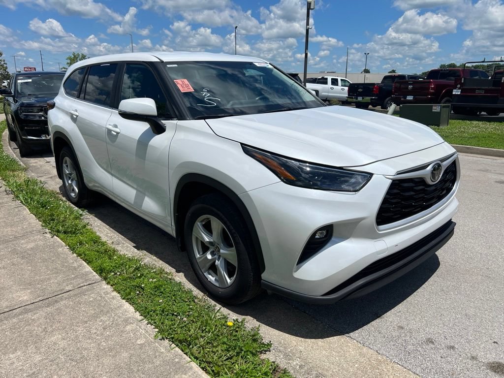 Used 2025 Toyota Highlander LE AWD/4WD image 2