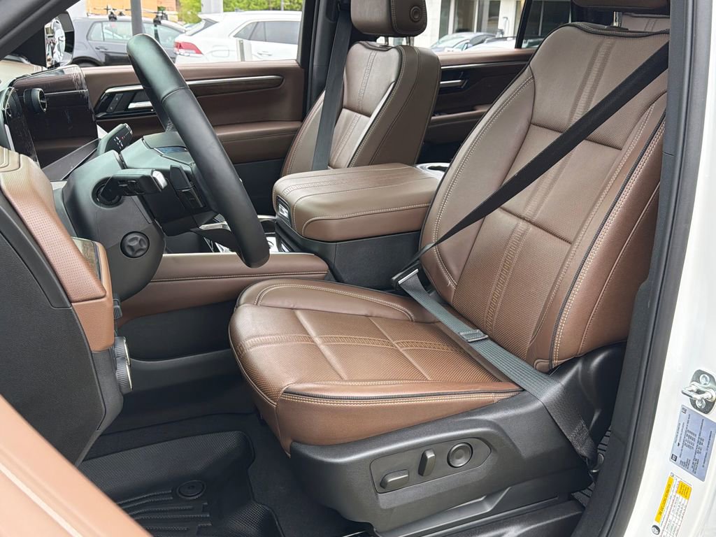 Used 2025 Chevrolet Tahoe High Country w/ Sun And Tow Package AWD/4WD image 15