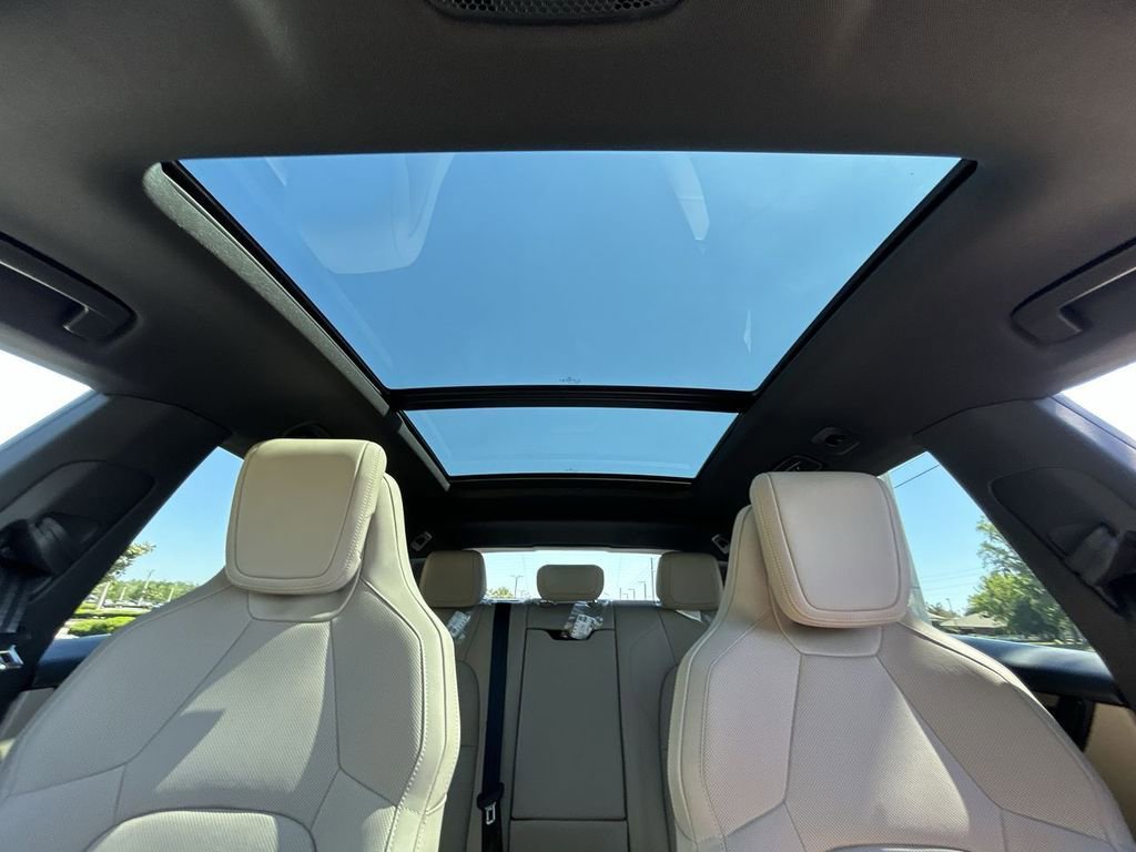 Certified 2025 Porsche Macan Electric image 17