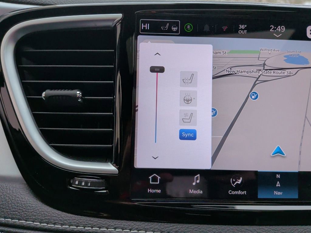 Used 2025 Chrysler Pacifica Limited w/ Uconnect Theater Family Group image 34