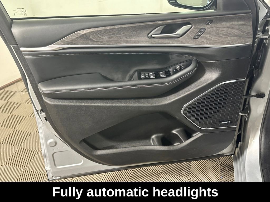 Used 2023 Jeep Grand Cherokee Overland w/ Luxury Tech Group IV image 15