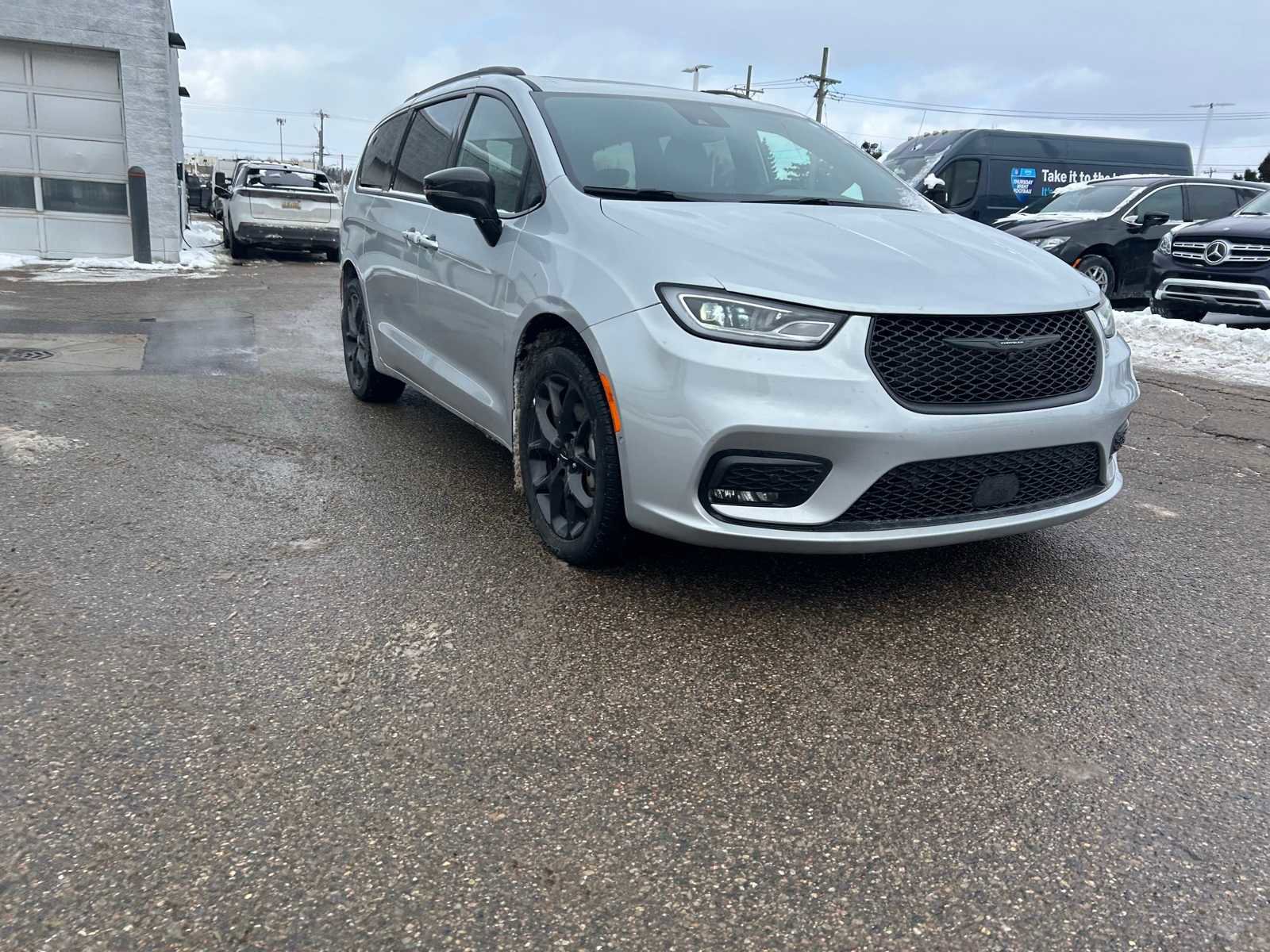 Used 2023 Chrysler Pacifica Limited w/ Uconnect Theater Family Group image 6