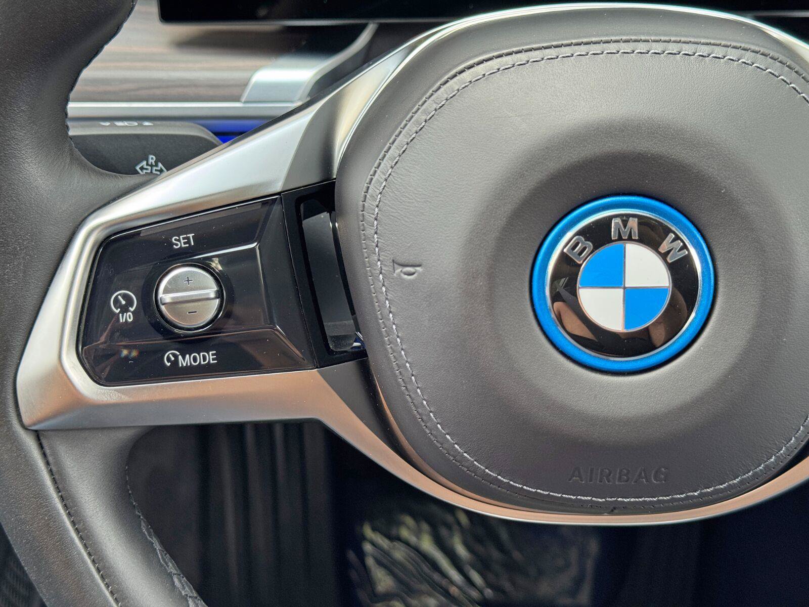 Used 2023 BMW i7 xDrive60 w/ Executive Package 2 AWD/4WD image 22