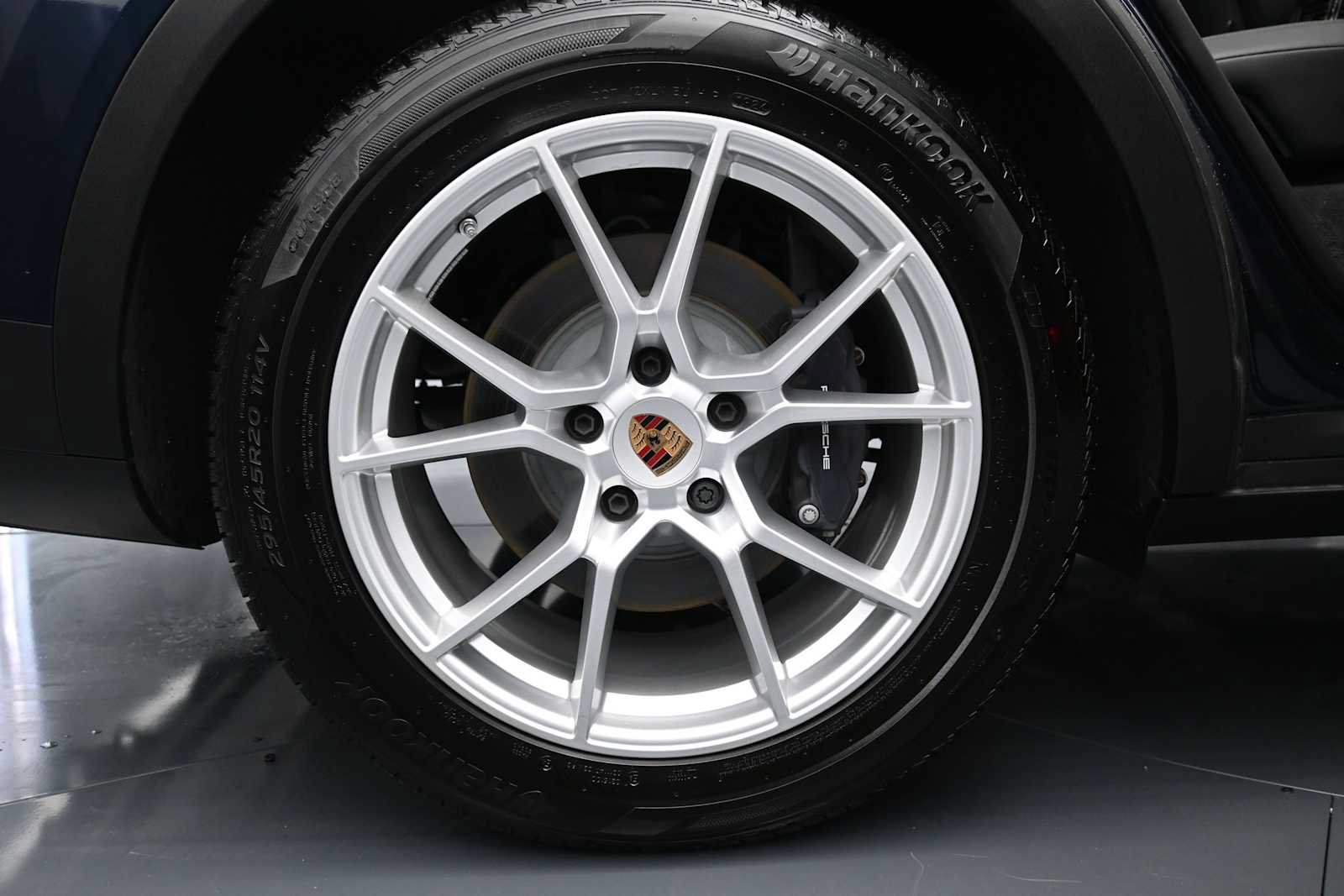 Certified 2025 Porsche Cayenne AWD/4WD image 24