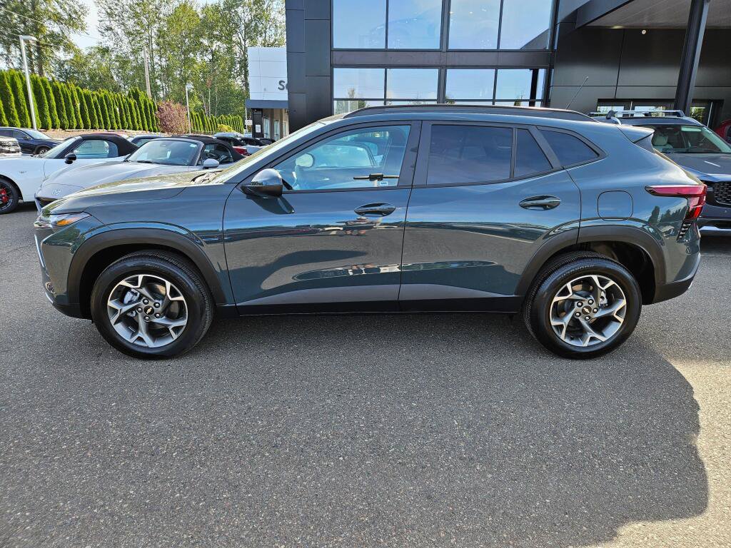 Used 2025 Chevrolet Trax LT FWD image 2