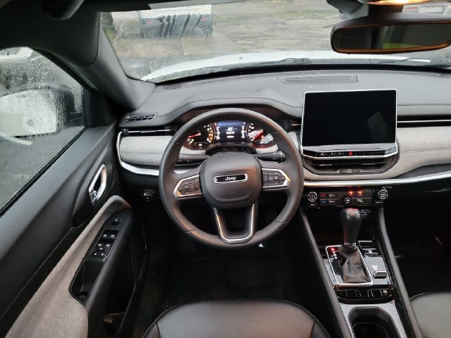 Used 2024 Jeep Compass Latitude AWD/4WD image 11