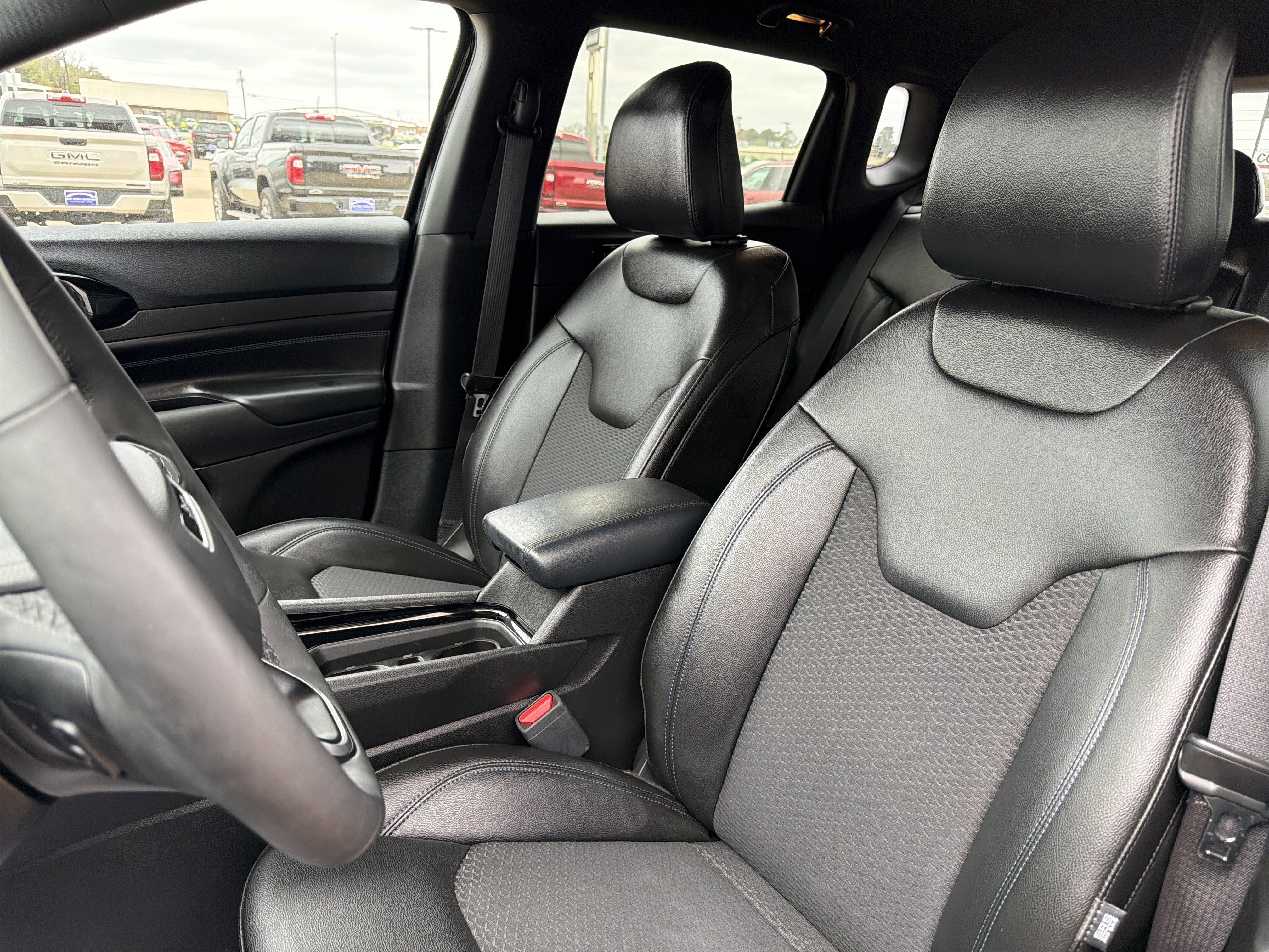 Used 2025 Jeep Compass Latitude w/ Altitude Special Edition image 5