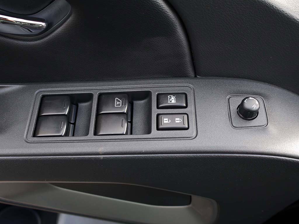 Used 2025 Nissan Frontier SV w/ SV Convenience Package image 40