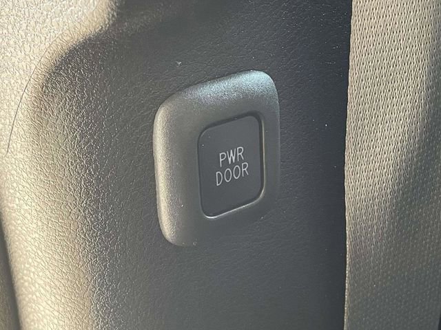 Used 2025 Toyota Sienna XLE image 17