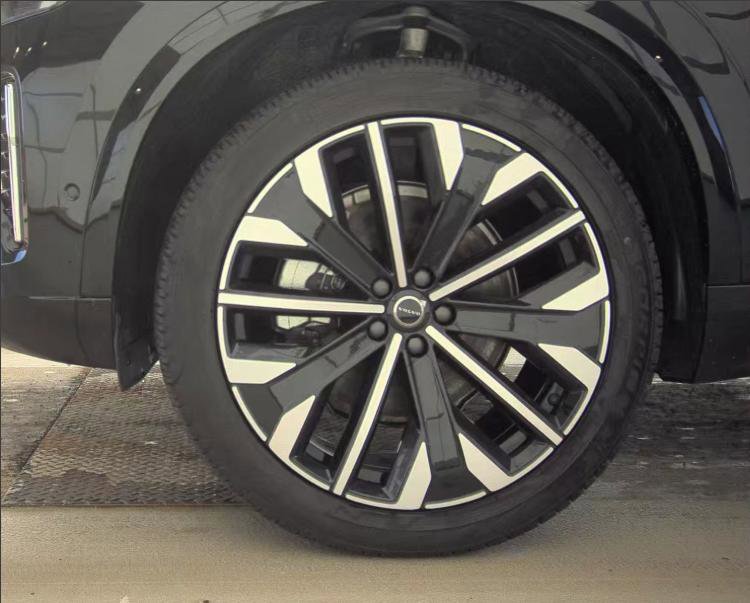 Used 2025 Volvo XC90 B6 Plus image 13