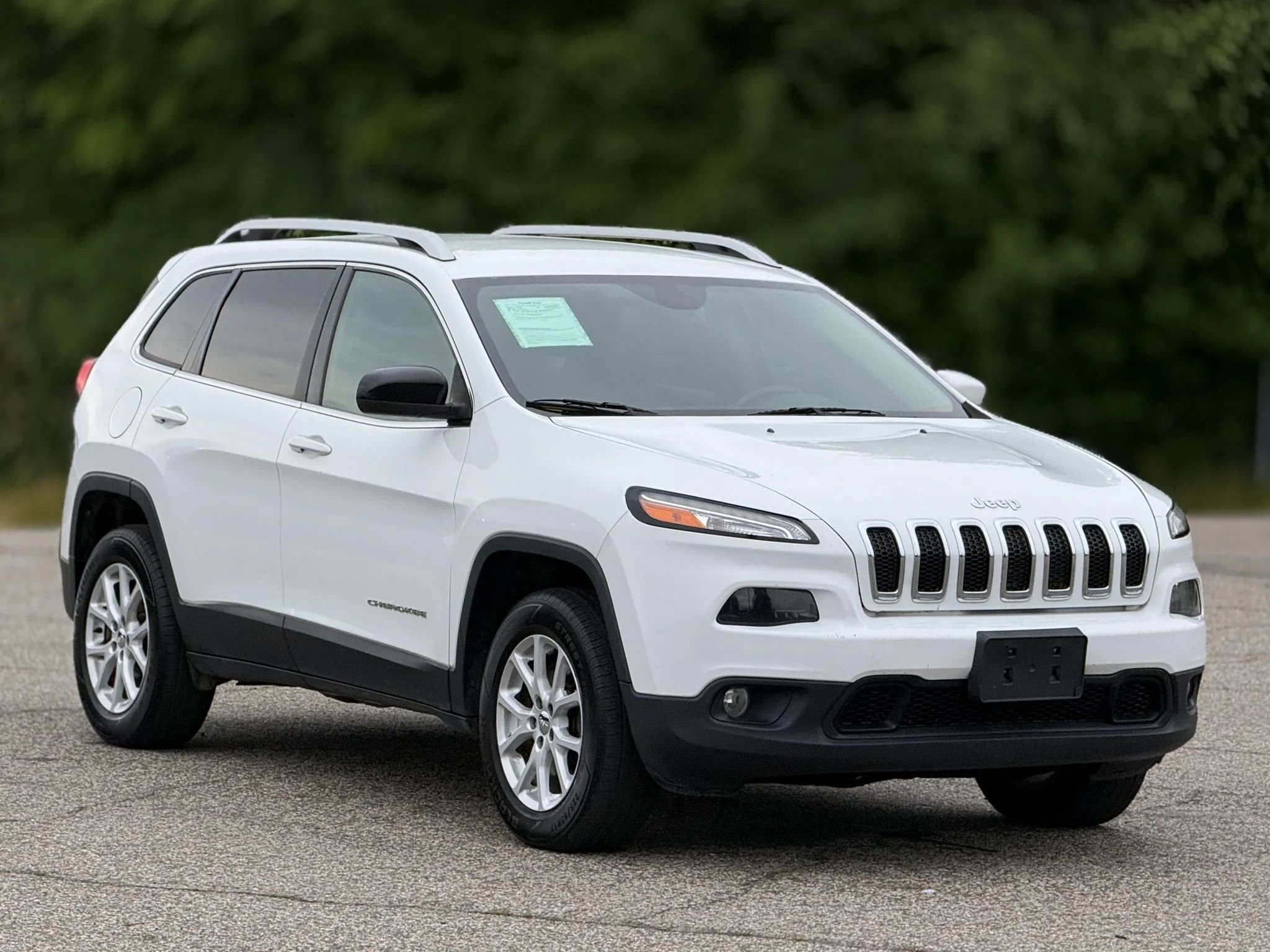 Used 2016 Jeep Cherokee Latitude w/ Cold Weather Group AWD/4WD image 1
