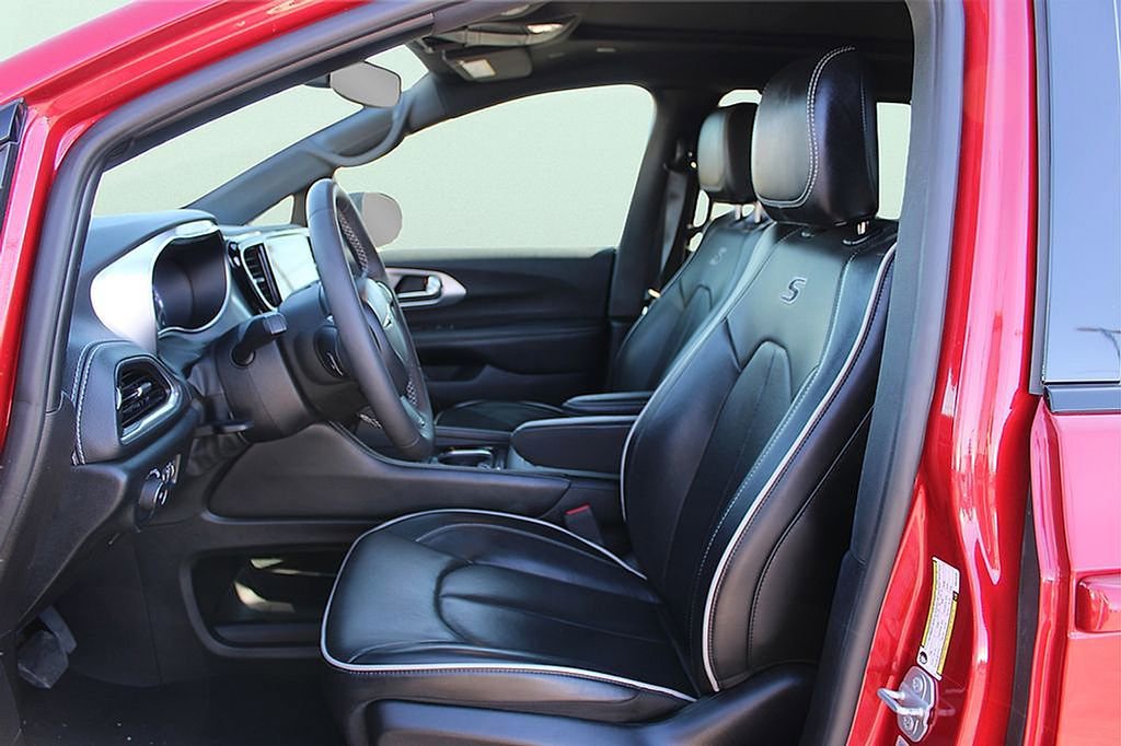 Used 2025 Chrysler Pacifica Limited image 12
