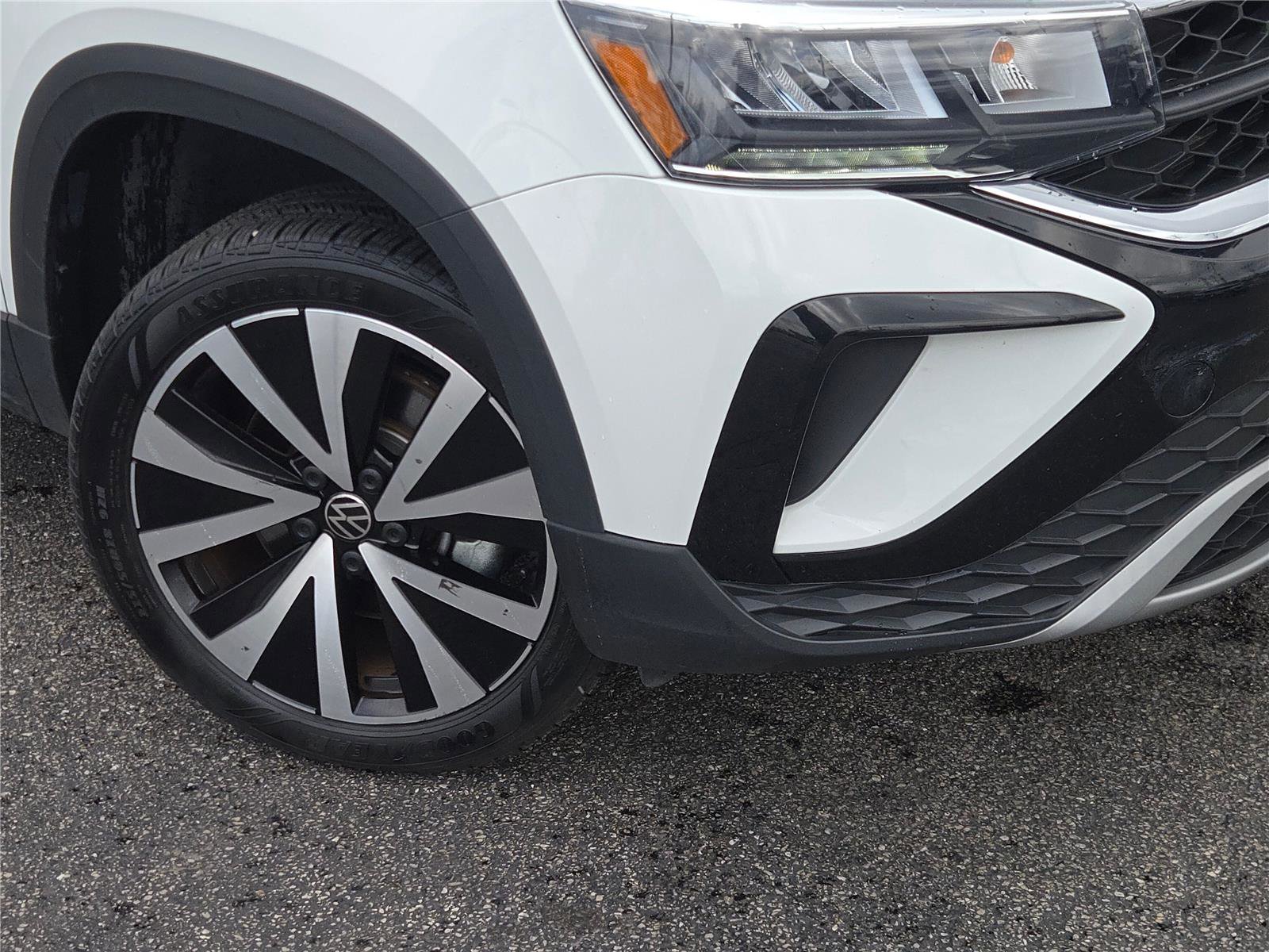 Used 2024 Volkswagen Taos SE FWD image 3