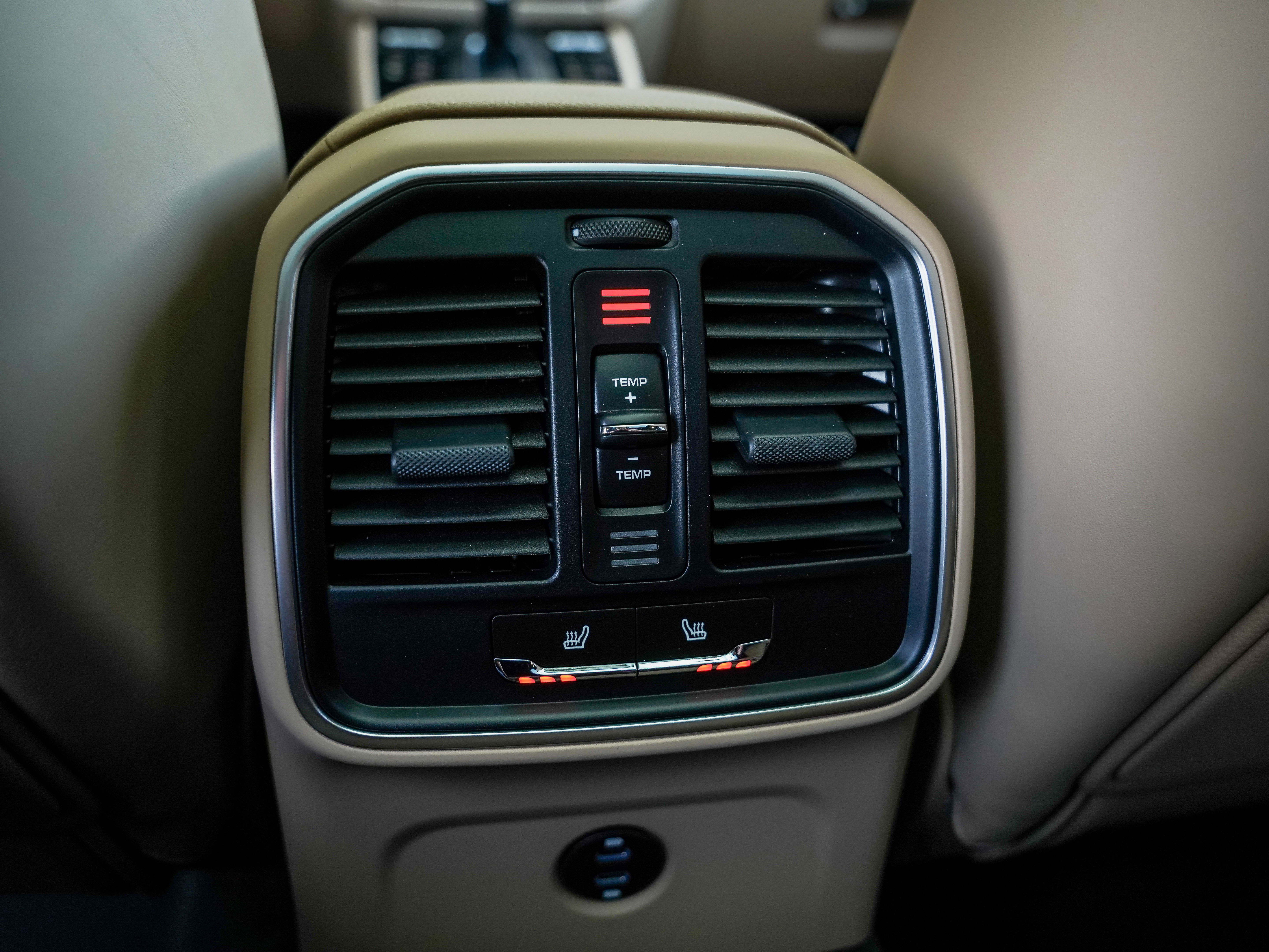 Certified 2025 Porsche Macan image 27