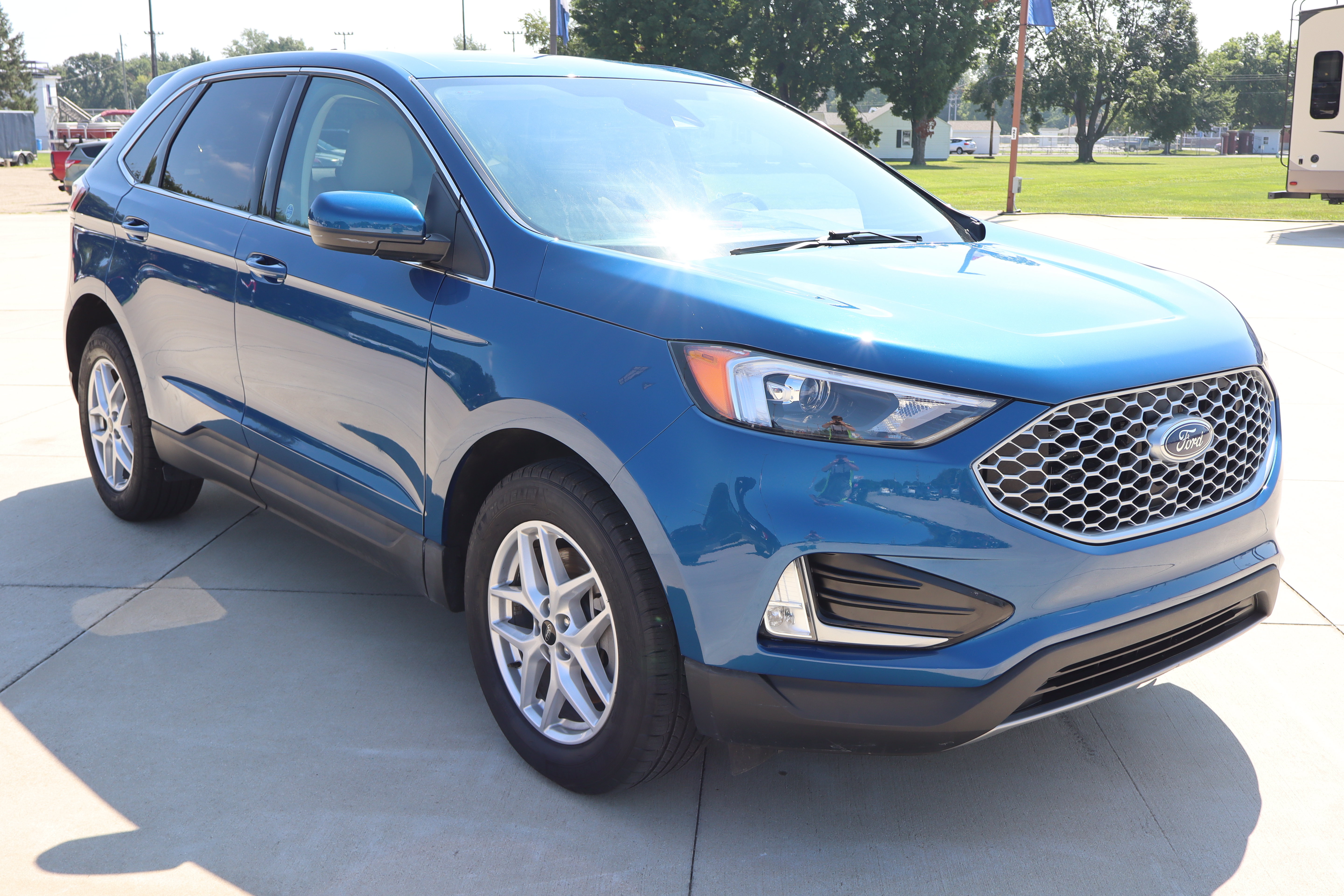Used 2024 Ford Edge SEL w/ Convenience Package AWD/4WD image 3