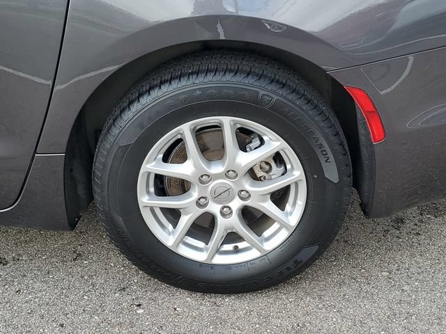 Used 2023 Chrysler Pacifica Touring-L FWD image 39