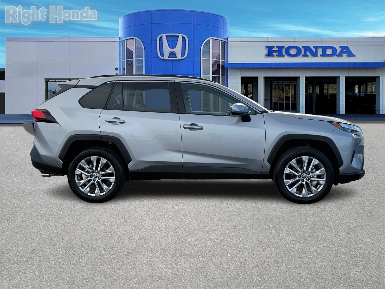 Used 2025 Toyota RAV4 XLE Premium image 8