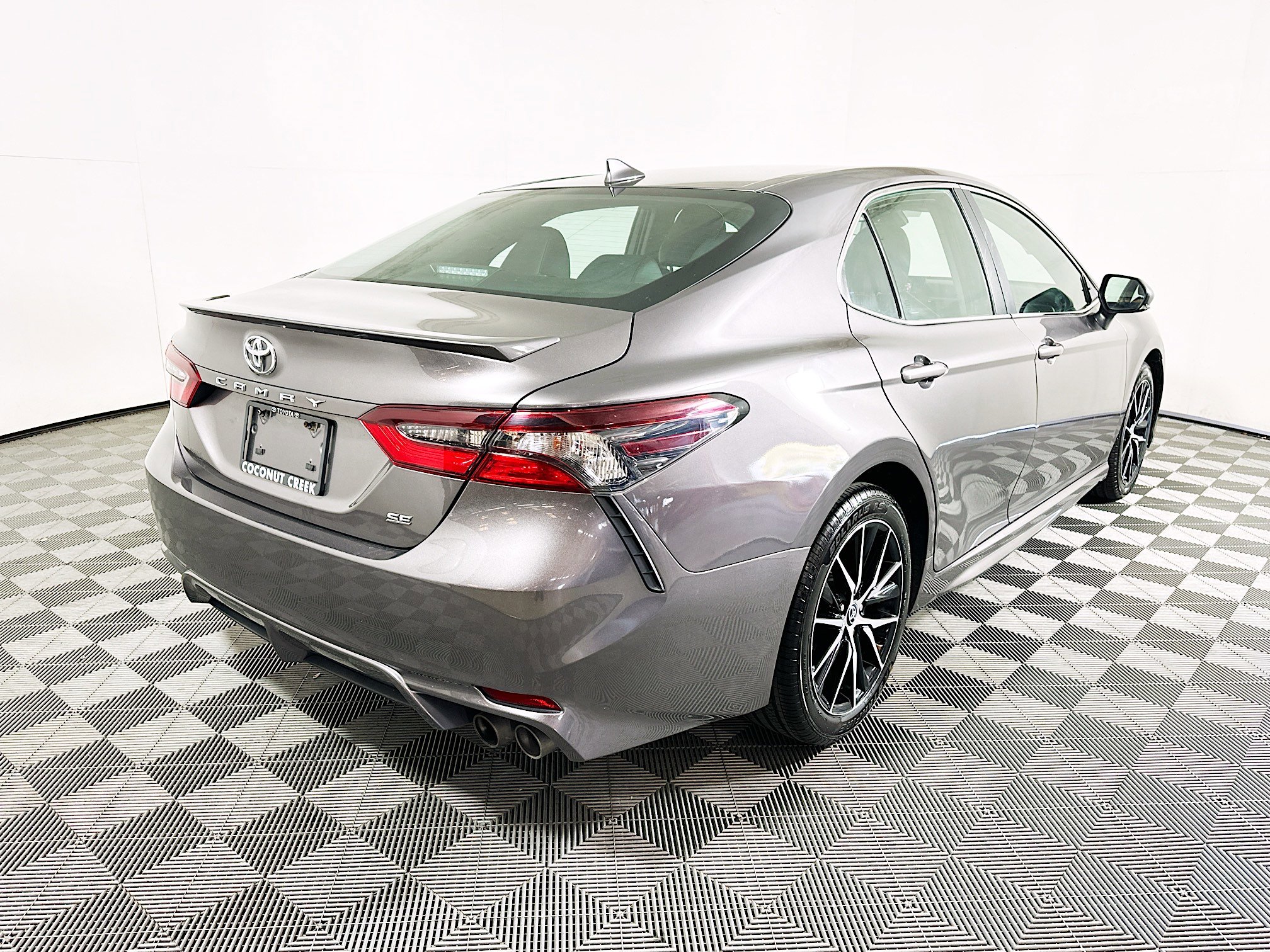 Used 2024 Toyota Camry SE image 3